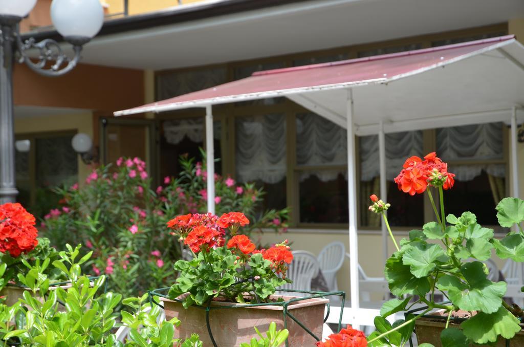 Hotel Monique Cervia Exterior foto